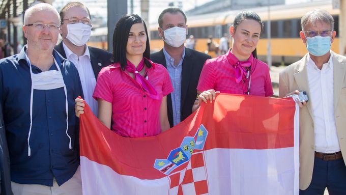 Majitel RegioJetu Radim Jančura a stevardky pózují s chorvatskou vlajkou po příjezdu prvního vlaku do Chorvatska. Úplně vpravo je tamní ministr turistiky Gari Capelli.