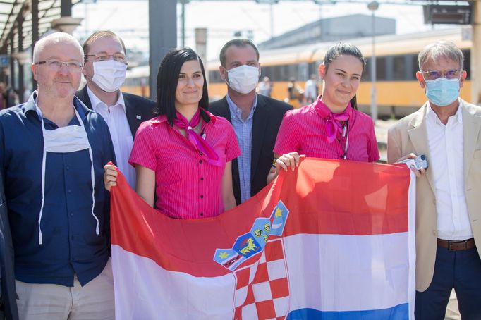 Majitel RegioJetu Radim Jančura a stevardky pózují s chorvatskou vlajkou po příjezdu prvního vlaku do Chorvatska. Úplně vpravo je tamní ministr turistiky Gari Capelli.