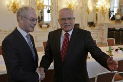 Prezidenta EU Rompuye v Praze "vítali" pálením vlajky