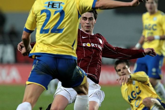 Domácí fotbalisté AC Sparta Praha - vědomi si nedělního zaváhání Slavie - působili sebevědomým dojmem od prvních minut utkání.