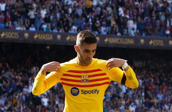 Ferran Torres slaví gól Barcelony do sítě Atlétika