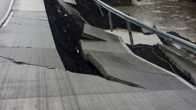 Silnice zničená zemětřesením v Chile.
