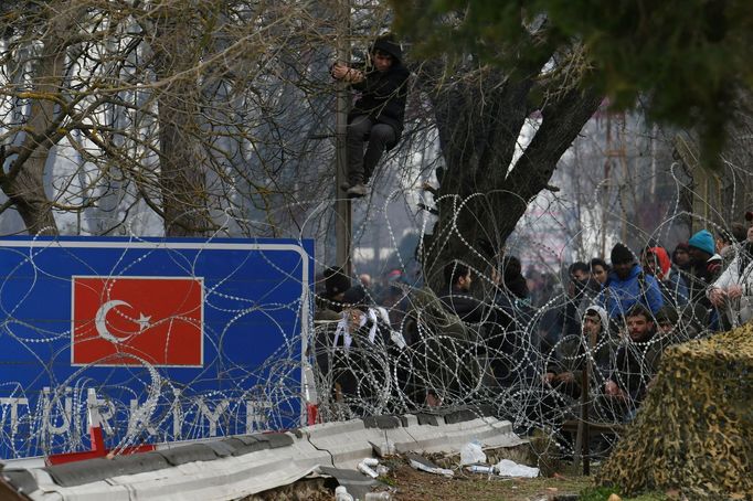 Migranti na řecko-turecké hranici.