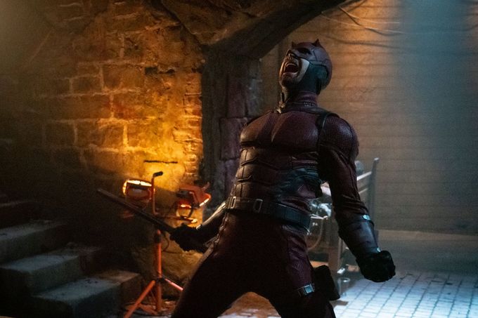 Charlie Cox jako Matt Murdock – ve dne právník, v noci Ďábel strážný alias Daredevil.