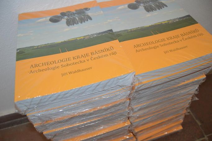 Kniha jičínského muzea, v níž se omylem objevily místo fotografií archeologických nálezů akty.