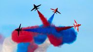 Qawra, Malta: akrobatický tým britského Královského letectva Red Arrows předvádí ukázkovou sestavu s letouny BAE Systems Hawk T1 na mezinárodní letecké show.