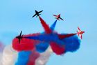 Qawra, Malta: akrobatický tým britského Královského letectva Red Arrows předvádí ukázkovou sestavu s letouny BAE Systems Hawk T1 na mezinárodní letecké show.