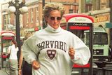 Po návratu z Bosny a v reakci na odhalení vztahu s Al-Fayedem se Diana dostala pod ještě větší tlak bulváru. Fotoreportéři ji pronásledovali všude: ve skupinách, na skútrech, autech i motorkách. Na fotografii z 21. srpna 1997 utíká do svého vozu před fotografy, kteří na ni čekali před fitness centrem ve východní části Londýna.