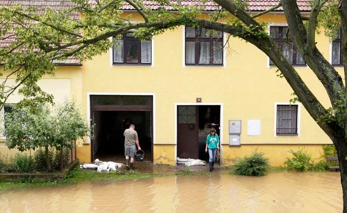 Strunkovice. Panáček zacází, panenka vychází. Bude pršet.