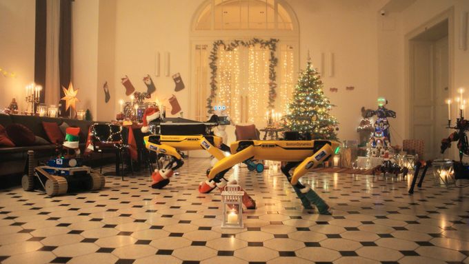 Dron s vánočními dárky, humanoidi zpívající koledy. Tak slaví Vánoce roboti z ČVUT