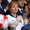 Zpěvák Ed Sheeran v hledišti během osmifinále Eura 2024 Anglie - Slovensko