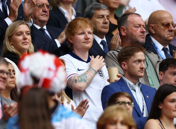 Zpěvák Ed Sheeran v hledišti během osmifinále Eura 2024 Anglie - Slovensko