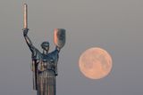 Růžový superměsíc u slavné kyjevské sochy Matka vlast.