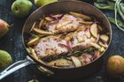 <em>4 porce, př&iacute;prava 35 minut, n&aacute;ročnost&nbsp;**</em>
<strong>Ingredience:</strong>

4 vepřov&eacute; kotlety
200 ml kuřec&iacute;ho v&yacute;varu
1 lž&iacute;ce dijonsk&eacute; hořčice
3 hru&scaron;ky
1 červen&aacute; cibule
čerstv&aacute; &scaron;alvěj
1 lž&iacute;ce km&iacute;nu
slunečnicov&yacute; olej
sůl
čerstvě mlet&yacute; pepř
čerstv&yacute; rozmar&yacute;n

<strong>Postup:</strong>

Kotlety z obou stran osolte a opepřete a z obou stran je tak&eacute; opečte v hlubok&eacute; p&aacute;nvi na slunečnicov&eacute;m oleji - z každ&eacute; strany cca 4 minuty. Pot&eacute; je z&nbsp;p&aacute;nve vyjměte.
Do p&aacute;nve dejte na pl&aacute;tky pokr&aacute;jen&eacute; hru&scaron;ky a nakr&aacute;jenou cibuli. Ingredience orestujte, osolte a opepřete a přidejte bylinky a km&iacute;n.
Do směsi přidejte v&yacute;var sm&iacute;chan&yacute; s hořčic&iacute; a nechte ho kr&aacute;tce provařit.
Pot&eacute; do p&aacute;nve opět vložte kotlety a nechte v&scaron;e na m&iacute;rn&eacute;m plameni probubl&aacute;vat cca 5 minut.
