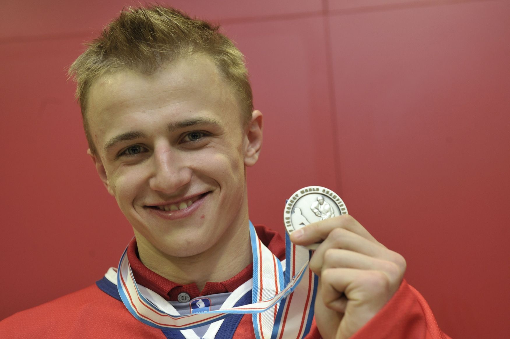 Jakub Vrána s medailí po MS do 18 let