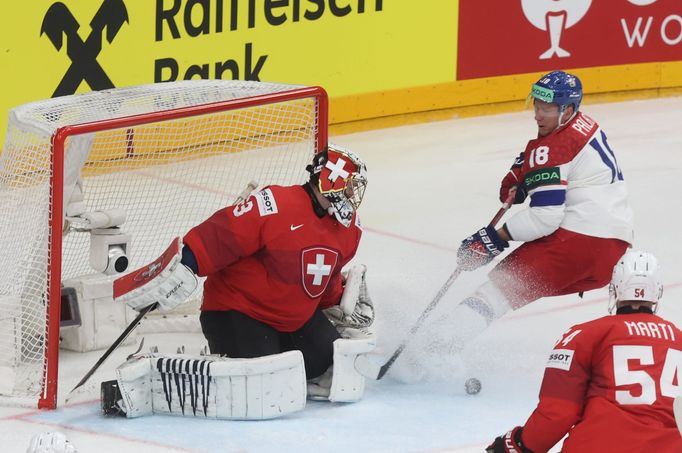 Lukáš Sedlák (23) před soupeřovou brankou ve finále MS 2024 Česko - Švýcarsko