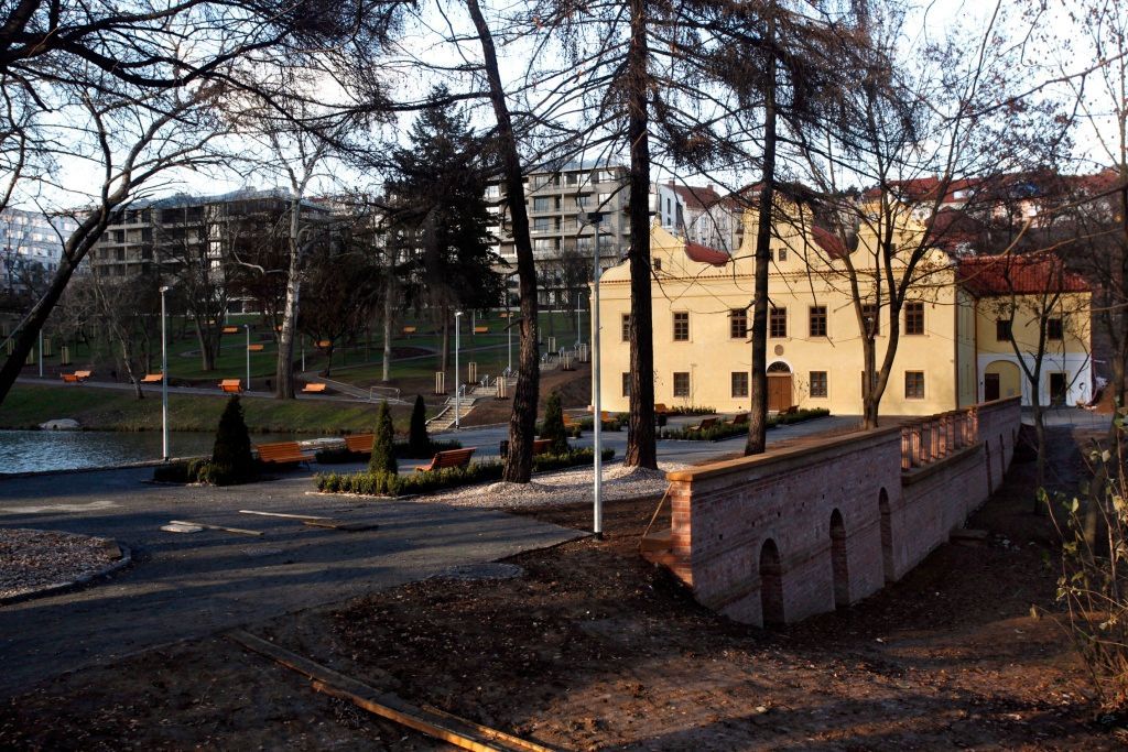 Apartmány, Zámeček i přístupová cesta