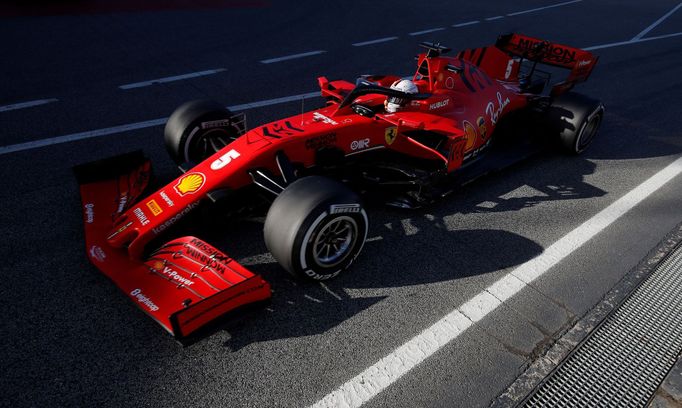 Sebastian Vettel ve Ferrari při druhých testech F1 v Barceloně 2020