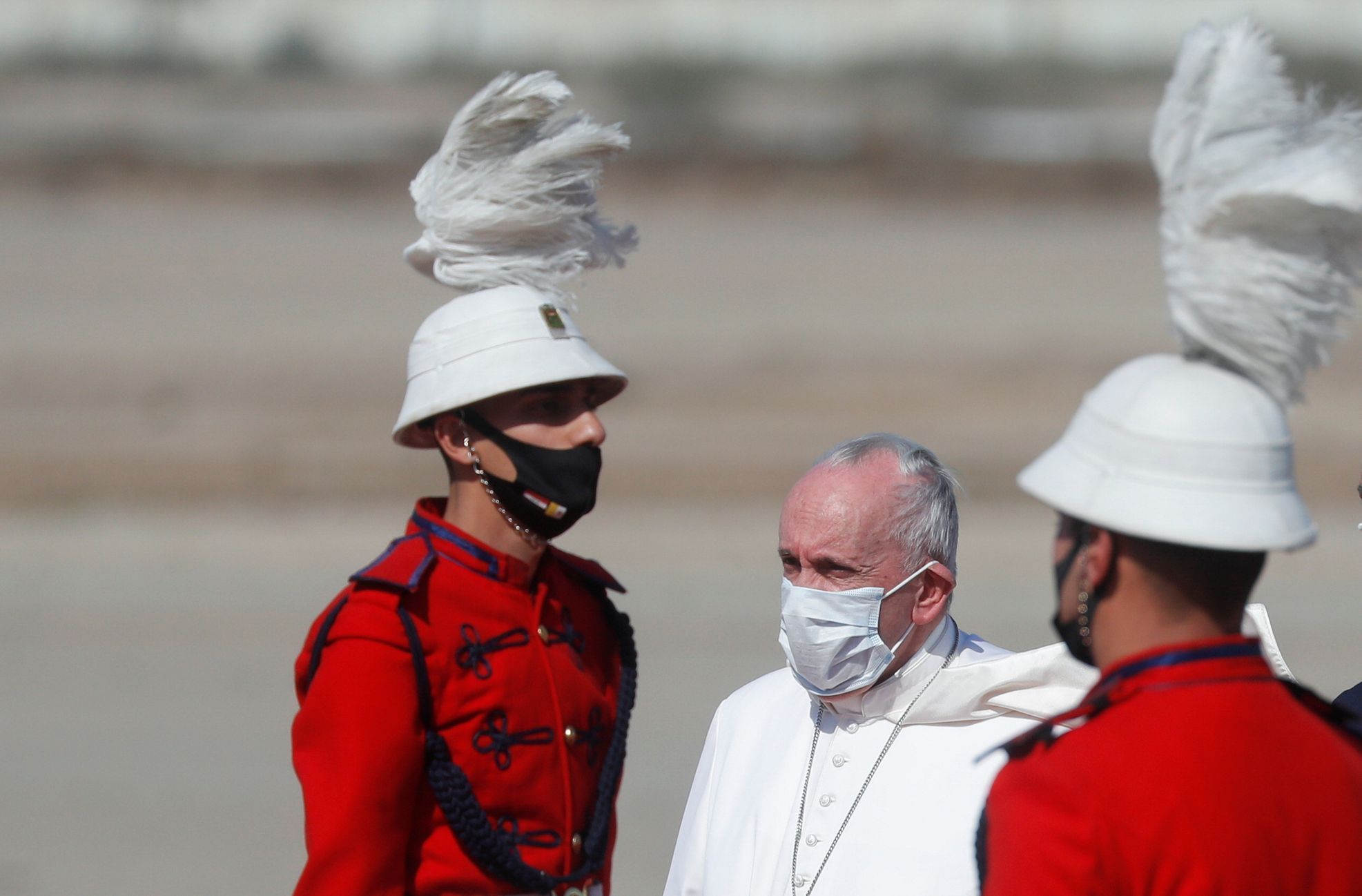Papež František po příletu do Iráku.