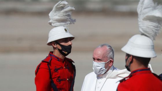 Papež František po příletu do Iráku.