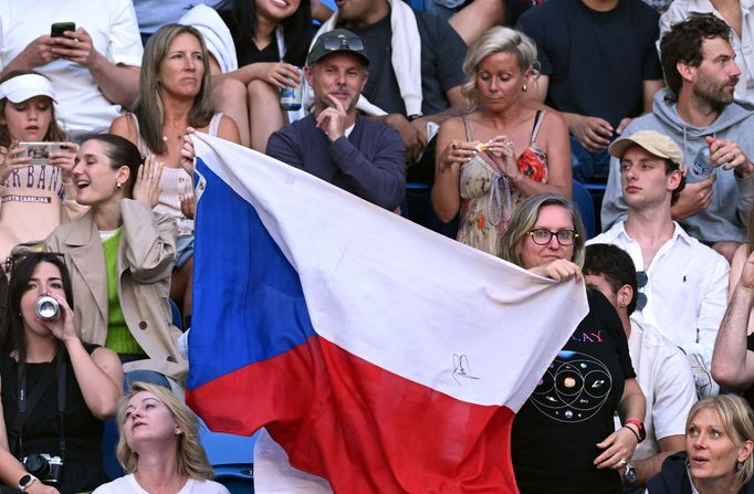 Fanoušci Jiřího Lehečky v zápase 3. kola Australian Open s Benjaminem Bonzim