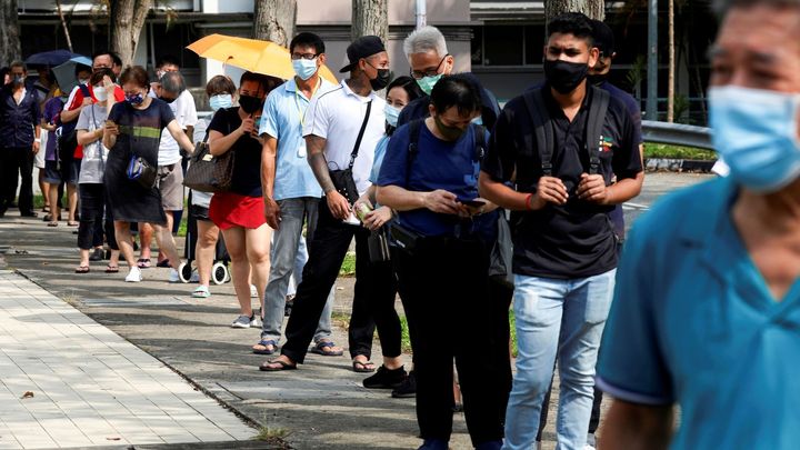 Singapur masivně očkoval, přesto se zavírá. Je to frustrující, zlobí se místní; Zdroj foto: Reuters