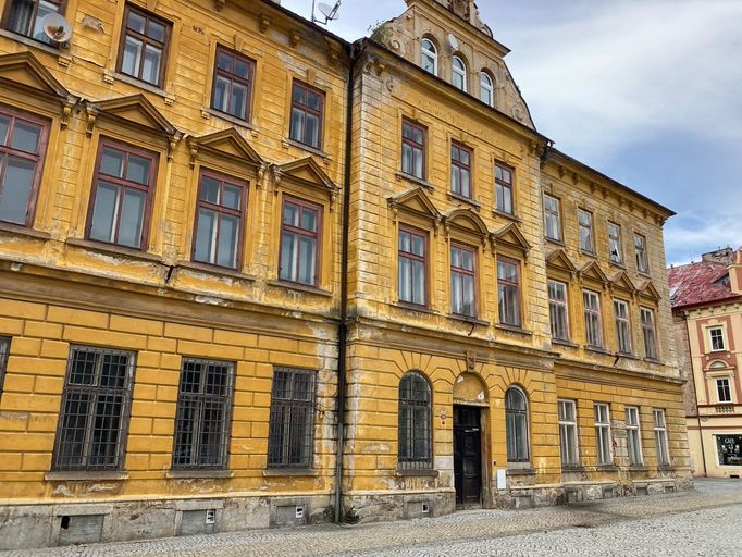 Ve Vejprtech stojí vedle opraveným domů také řada historických, které na opravu čekají. Tady byla pošta.