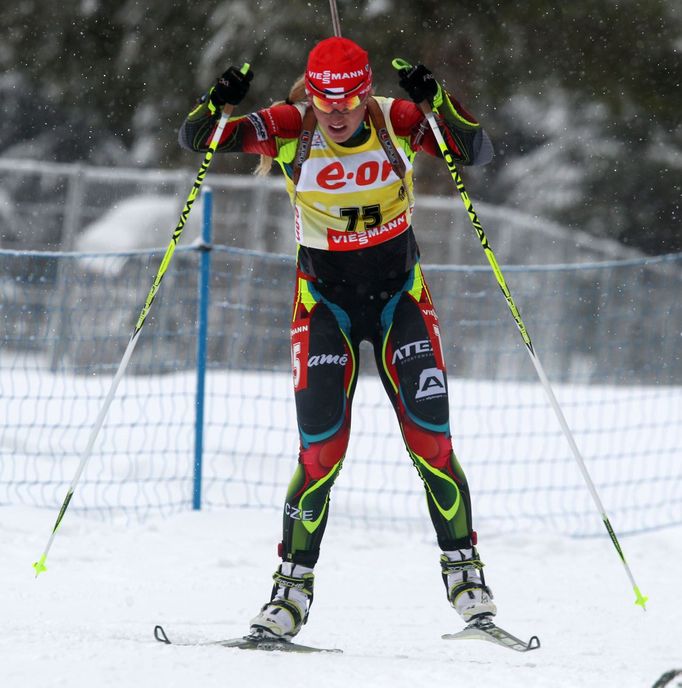 Gabriela Soukalová při sprintovém závodě v Hochfilzenu (2013)