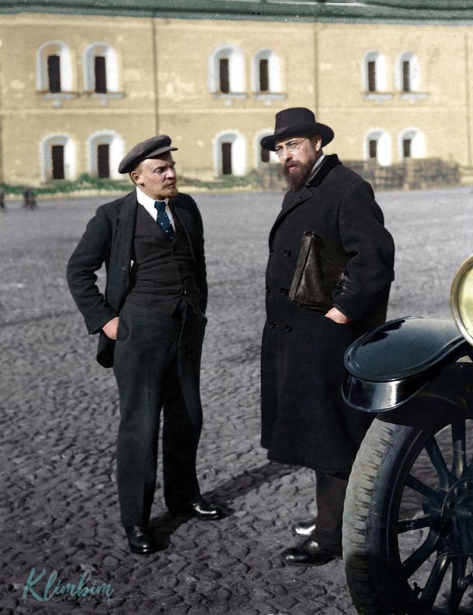 Vladimir Iljič Lenin  a Vladimir Bonč-Brujevič, rok 1918. Kolorovaná fotografie.