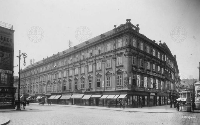 Celkový pohled na dům čp. 36 (Thunovský palác) na Novém Městě na nároží Jungmannovy ulice a Národní třídy. Rok 1911