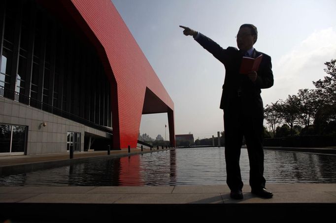 Feng Jun, director of the communist party school called China Executive Leadership Academy of Pudong, welcome a group of journalists during a visit in Shanghai, September 24, 2012. China's Communist Party has dramatically stepped up its training of the country's roughly 40 million party and government officials in the past decade. With public scrutiny of cadre behaviour growing via social media, the party is likely to call for continued, and deepened, cadre education at the upcoming 18th Party Congress. At the vanguard of this education drive, alongside a Central Party School in Beijing, are three "Executive Leadership Academies" which opened in 2005 for middle-ranking and senior officials in Shanghai, Yan'an and Jinggangshan. The curriculum covers Marxism, Leninism and Mao Zedong Thought, but students may also take finance courses, receive in-depth media training or role-play crisis management scenarios on everything from disease outbreaks to train wrecks. REUTERS/Carlos Barria (CHINA - Tags: POLITICS SOCIETY) Published: Zář. 24, 2012, 1:43 odp.