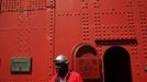 Ironworker Kerry Davis, who has worked on the Golden Gate Bridge for the past 28 years, stands at the entrance to the South Tower of the vermillion-colored structure in San Francisco, California May 25, 2012. The iconic landmark will observe its 75th anniversary with celebrations and fireworks display scheduled on Sunday. REUTERS/Robert Galbraith (UNITED STATES - Tags: SOCIETY) Published: Kvě. 25, 2012, 9:26 odp.