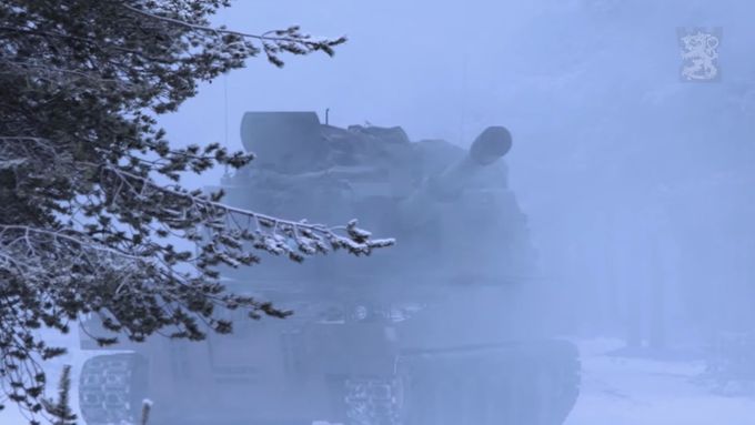 Neutrální Finsko si dlouhodobě udržuje silnou armádu. V listopadu 2021 povolalo na manévry do laponského Rovajärvi 4000 vojáků a 800 strojů.