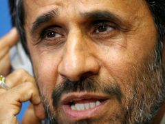 Na stranu Kaddáfího odpůrců se - trochu překvapivě - přidal i íránský prezident Mahmúd Ahmadínežád. 