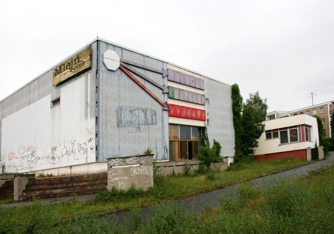 Kulturní dům Mlejn v Praze-Stodůlkách před rekosntrukcí. Nevábné centrum rockové, folk a country hudby.