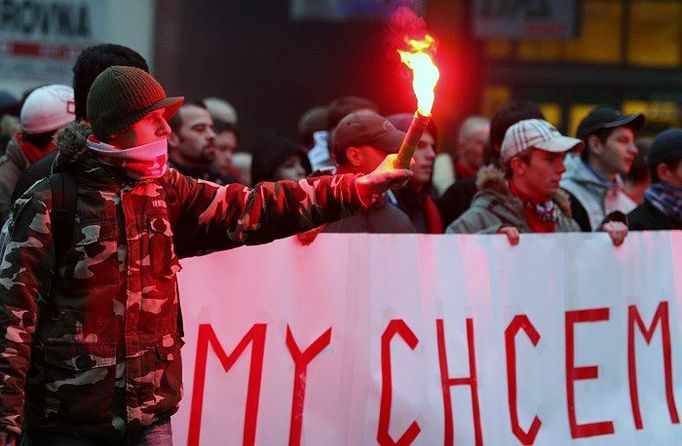 "Nad stadiónem kroužil černej pták, svoji starou píseň zpíval Zbrojovák..," znělo brněnskými ulicemi.