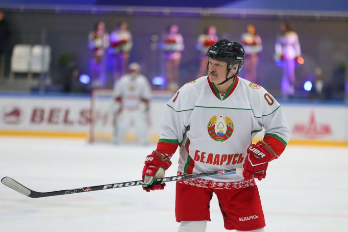 Alexandr Lukašenko během amatérského hokejového zápasu v Minsku.