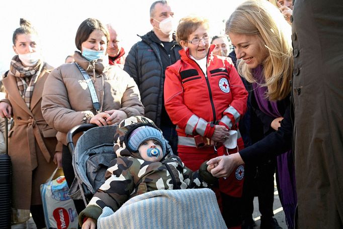 Slovenská prezidentka Zuzana Čaputová s uprchlíky z Ukrajiny, kteří nalezli útočiště na Slovensku ve městě Humenné. 27. 2. 2022