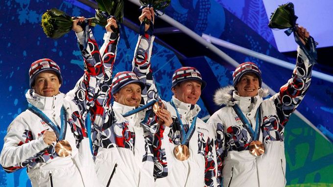Česká radost ze štafety aneb Bronzoví medailisté z OH 2010. Při slavnostním ceremoniálu (zleva doprava) Martin Koukal, Jiří Magál, Lukáš Bauer a Martin Jakš.