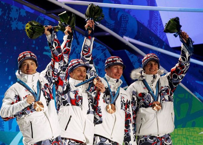 Česká radost ze štafety aneb Bronzoví medailisté z OH 2010. Při slavnostním ceremoniálu (zleva doprava) Martin Koukal, Jiří Magál, Lukáš Bauer a Martin Jakš.