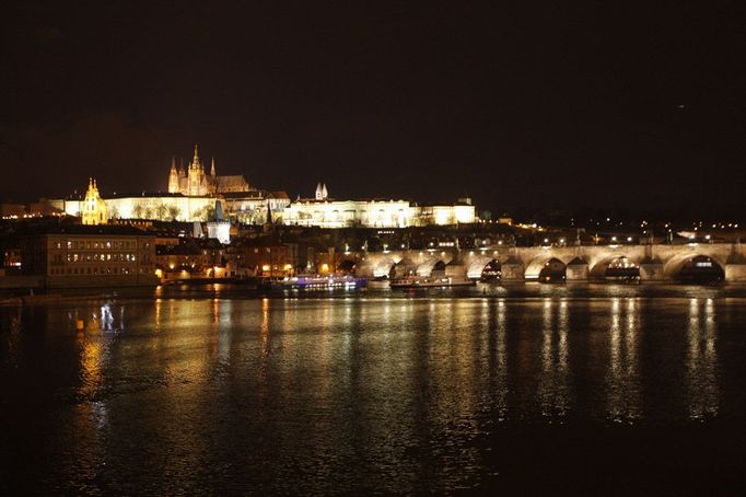 Pražský hrad nebylo třeba fotit dvakrát, zářil sebevědomě i při Hodině země.