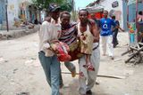 Somálsko: Tamější pokračující občanská válka vyhnala na začátku roku 2009 z hlavního města Mogadišu více než 200 tisíc obyvatel. Jak Lékaři bez hranic uvádí, stále častěji jsou terči útoků i humanitární pracovníci. Od roku 2008 jich v zemi zemřelo přes čtyřicet. Lékaři bez hranic v zemi ztratili tři spolupracovníky.