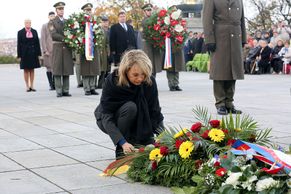 Foto: Nad hrobem neznámého vojína. Prezident a další politici uctili památku padlých