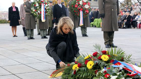 Foto: Nad hrobem neznámého vojína. Prezident a další politici uctili památku padlých