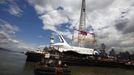 Crew bring a crane into place to hoist the Space Shuttle Enterprise onto the deck of the Intrepid Sea, Air and Space Museum in New York June 6, 2012. REUTERS/Eric Thayer (UNITED STATES - Tags: SCIENCE TECHNOLOGY TRANSPORT) Published: Čer. 6, 2012, 6:17 odp.