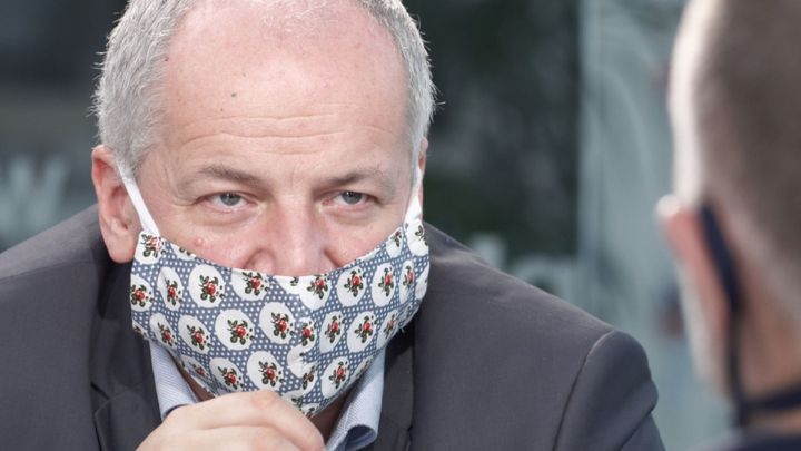 Muž vyhrožoval Prymulovi smrtí, posílal mu obrázky oběšenců. Dostal pokutu 50 tisíc
