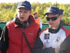 Erikovi Janišovi (vpravo) radil těsně před závodem při závodě A1 GP v Brně v roce 2007 i jeho bratr Jarek.