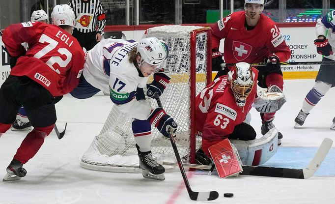 Dominik Egli, Adam Gaudette a Leonardo Genoni slaví gól ve čtvrtfinále MS 2022 Švýcarsko - USA