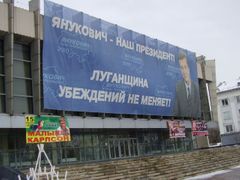 Billboard Viktora Janukovyče na hlavním náměstí