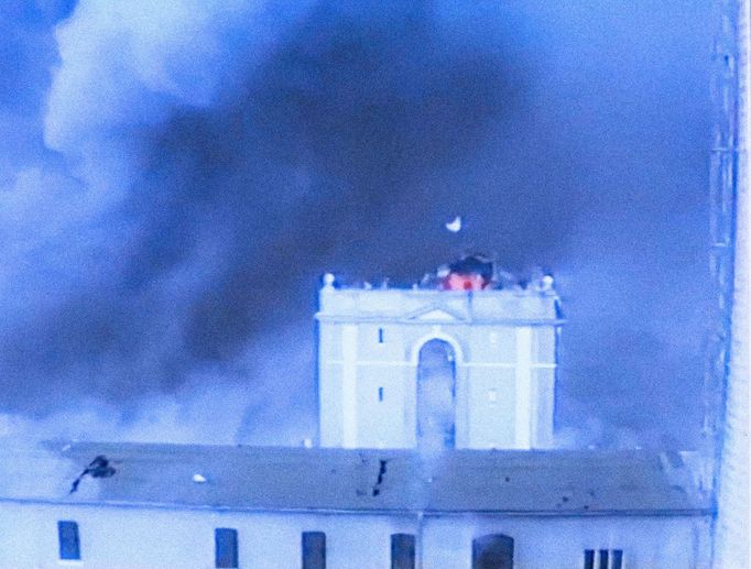 Fotoreprodukce z dobového VHS videozáznamu policejních složek ČSSR, který zachytil potlačení vzpoury vězňů ve věznici Leopoldov v březnu roku 1990.